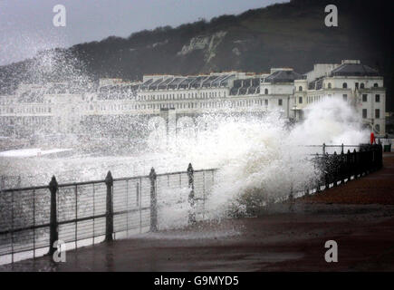 Stürme ziehen durch Großbritannien. Wellen krachen über die Promenade in Dover, Kent. Stockfoto