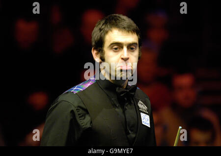 Snooker - SAGA Insurance Masters 2007 - Wembley Arena. Ronnie O'Sullivan wartet darauf, während der SAGA Insurance Masters 2007 in der Wembley Arena, London, zu spielen. Stockfoto