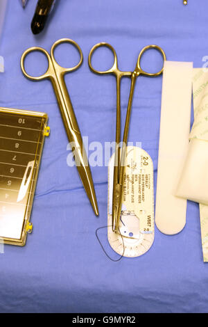 Operating Theatre Personal bereitet sich auf eine laparoskopische Anterior Resektion an einem Patienten im Royal Hampshire County Hospital in Winchester, Hampshire vor. Stockfoto