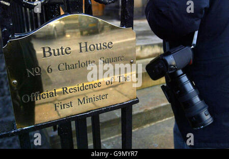 Die Presse versammelt sich vor der Tür des Bute House, Edinburgh. Die offizielle Residenz des schottischen Ersten Ministers Jack McConnell. Stockfoto