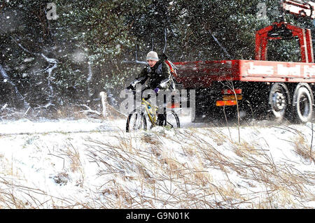 Schnee macht Autofahrern und Radfahrern auf den North Yorkshire Moors heute das Leben schwer, da der Schnee weiter fällt. Stockfoto