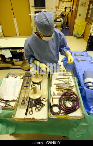 Operating Theatre Personal bereitet sich auf eine laparoskopische Anterior Resektion an einem Patienten im Royal Hampshire County Hospital in Winchester, Hampshire vor. Stockfoto