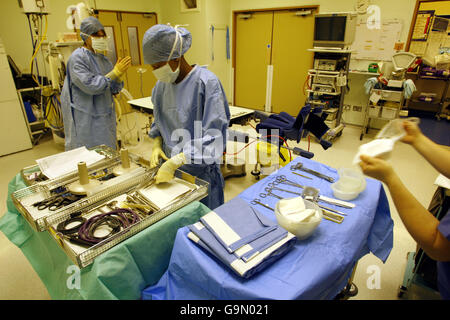 Operating Theatre Personal bereitet sich auf eine laparoskopische Anterior Resektion an einem Patienten im Royal Hampshire County Hospital in Winchester, Hampshire vor. Stockfoto