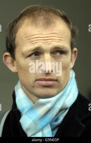 Der ehemalige England Rugby-Spieler Matt Dawson sieht sich während einer Trainingseinheit im Twickenham Stadium, London, an. Stockfoto