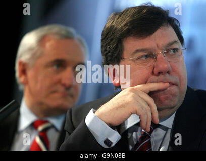 Von links: Taoiseach Bertie Ahern und Finanzminister Brian Cowan bei der Einführung des Nationalen Entwicklungsplans der irischen Regierung in Dublin. Stockfoto