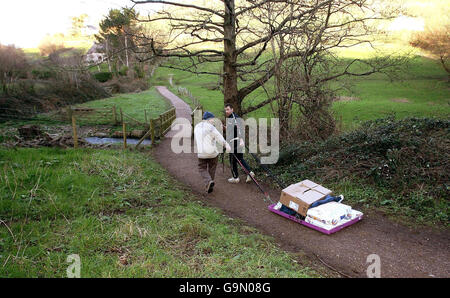 Strandräuber ziehen Gegenstände vom Strand von Branscombe weg, da sich das MSC Napoli eine Meile (1,6 km) vor der Küste in der Nähe von Sidmouth, Devon, befindet. Stockfoto