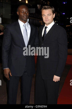 Leonardo DiCaprio und Djimon Hounsou kommen zur Europa-Premiere von Blood Diamond auf dem Odeon Leicester Square im Zentrum von London an. Stockfoto