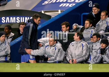 Fußball - Carling Cup - Halbfinale - Chelsea gegen Wycombe Wanderers - Stamford Bridge. Der Chelsea-Manager Jose Mourinklusive schüttelt sich die Hände mit Andriy Shevchenko, nachdem der Stürmer ersetzt wurde. Stockfoto