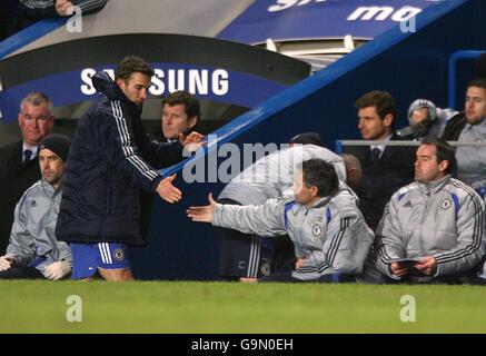 Chelsea-Manager Jose Mourinho schüttelt sich die Hände mit Andriy Shevchenko, nachdem der Stürmer ersetzt wurde. Stockfoto