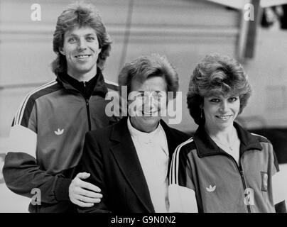 Eislauftrainer Betty callaway (Center), die die Briten Torville & Dean auf den Höhepunkt ihres Erfolgs brachte, war heute mit den russischen Skate-Stars Natalia Bestemianova (rechts) und Andrei Buchhin auf der Richmond Ice Rink Stockfoto