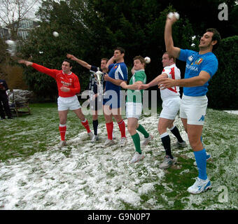 (Von links nach rechts) Wales-Kapitän Stephen Jones, Schottland-Kapitän Chris Paterson, Frankreich-Kapitän Fabien Pelous, Irland-Kapitän Brian O'Driscoll, England-Kapitän Phil Vickery und Italien-Kapitän Marco Bortolami während der Einführung der RBS 6 Nationen im Hurlingham Club, London. Stockfoto