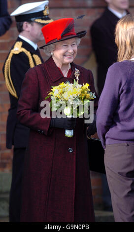 Die britische Königin Elizabeth II. Erhält einen schicken Besuch bei einem Besuch der King Edward VII High School in King's Lynn, Norfolk, um das hundertjährige Schuljahr zu feiern. Stockfoto