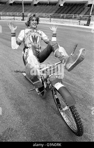 Michael Lee, der 19-jährige britische Speedway-Champion aus King's Lynn, war zuversichtlich im Wembley Stadium, als er und andere Teilnehmer für das Finale der Weltmeister-Speedway-Meisterschaft trainten. Stockfoto