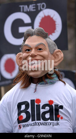 Ein Antikriegsprotestant trägt eine Maske, auf der Großbritanniens Premierminister Tony Blair während eines Protestes der Stop the war-Koalition auf dem Parliament Square in London vor einer Debatte über den Irak im Unterhaus abgebildet ist. Stockfoto