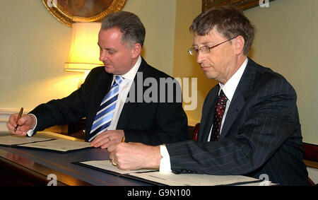 Microsoft-Vorsitzender Bill Gates (rechts) und erster Minister Jack McConnell während einer Pressekonferenz im Bute House in Edinburgh. Stockfoto