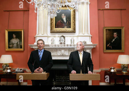 Der irische Taoiseach Bertie Ahern (rechts) und Großbritanniens Premierminister Tony Blair geben eine gemeinsame Erklärung vor den Medien in der Downing Street 10 in London ab. Stockfoto