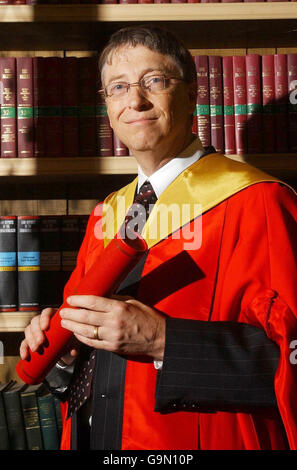 Microsoft-Vorsitzender Bill Gates erhält einen Ehrendoktortitel an der Universität Edinburgh. Stockfoto