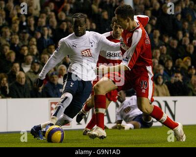 Fußball - FA Barclays Premiership - Tottenham Hotspur / Middlesbrough - White Hart Lane. Pascal Chimbonda von Tottenham Hotspur und Stewart Downing von Middlesbrough in Aktion Stockfoto