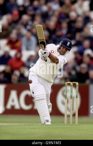 Cricket - Zweiter Test - England gegen Pakistan - Zweiter Tag. Der englische Graham Thorpe fährt ein weiteres Kopfgeld Stockfoto