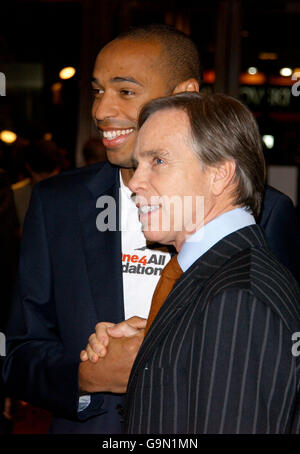 Der Fußballspieler Thierry Henry von France & Arsenal wird bei einer Fotoansage eine spannende neue Partnerschaft mit dem Designer Tommy Hilfiger im Hilfiger Store in der Regent Street im Zentrum von London ankündigen. Stockfoto