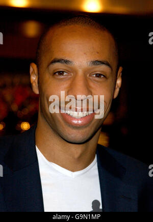 Der Fußballspieler Thierry Henry von France & Arsenal wird bei einer Fotoansage eine spannende neue Partnerschaft mit dem Designer Tommy Hilfiger (nicht abgebildet) im Hilfiger Store in der Regent Street im Zentrum von London ankündigen. Stockfoto