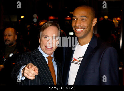 Der Fußballspieler Thierry Henry von France & Arsenal wird bei einer Fotoansage eine spannende neue Partnerschaft mit dem Designer Tommy Hilfiger im Hilfiger Store in der Regent Street im Zentrum von London ankündigen. Stockfoto