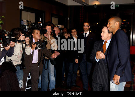 Der Fußballspieler Thierry Henry von France & Arsenal wird bei einer Fotoansage eine spannende neue Partnerschaft mit dem Designer Tommy Hilfiger im Hilfiger Store in der Regent Street im Zentrum von London ankündigen. Stockfoto