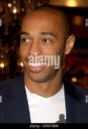 Der Fußballspieler Thierry Henry von France & Arsenal wird bei einer Fotoansage eine spannende neue Partnerschaft mit dem Designer Tommy Hilfiger (nicht abgebildet) im Hilfiger Store in der Regent Street im Zentrum von London ankündigen. Stockfoto