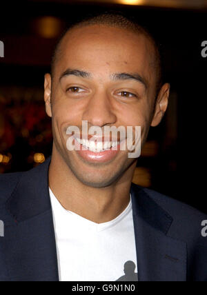 Der Fußballspieler Thierry Henry von France & Arsenal wird bei einer Fotoansage eine spannende neue Partnerschaft mit dem Designer Tommy Hilfiger (nicht abgebildet) im Hilfiger Store in der Regent Street im Zentrum von London ankündigen. Stockfoto