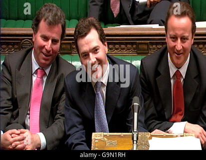 (Von links nach rechts); der konservative politische Chef Oliver Letwin, der Schattenkanzler George Osborn und der Parteivorsitzende David Cameron hören zu, wie der Kanzler auf Fragen zu seinem Vorbudgetbericht im Unterhaus reagiert. Stockfoto