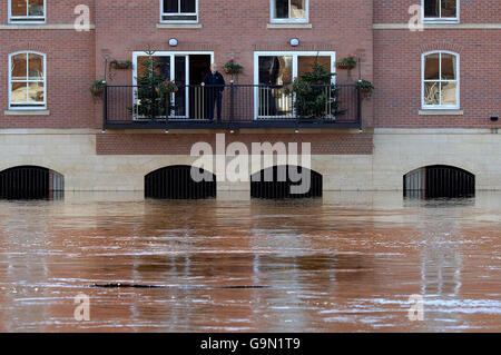Überflutete Grundstücke in York. Ein nicht identifizierter Mann beobachtet die steigenden Wasserstände der Ouse in York. Stockfoto
