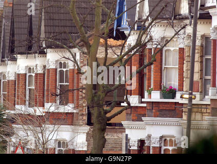 Die Seite eines Hauses wurde in der Chamberlayne Road im Nordwesten Londons weggeblasen, nachdem ein Tornado durch den Vorort von Kensal Rise gerissen wurde. Stockfoto