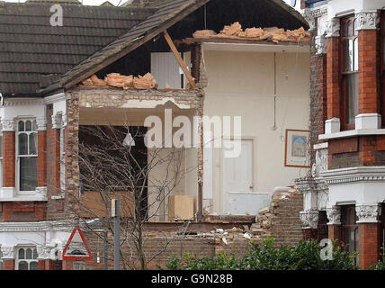 Ein beschädigtes Haus in der Chamberlayne Road im Nordwesten Londons, nachdem ein kleiner Tornado durch den Vorort von Kensal Rise gerissen wurde. Stockfoto