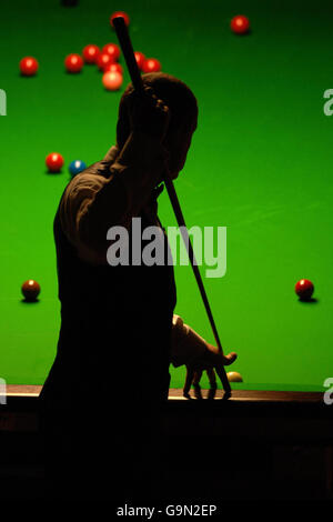 Steve Davis in Aktion während seines Spiels gegen Jamie Burnett während der Maplin UK Snooker Championships im York Barbican Center, York. Stockfoto