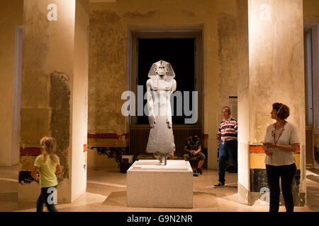 Skulptur des Pharao in einer neuen Museum befindet sich in der Museumsinsel. Stockfoto