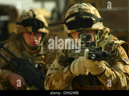 Soldaten des 7. Bataillons, des Royal Regiment of Scotland am Basra Airport bereiten sich auf Patrouille in der Stadt vor. Stockfoto