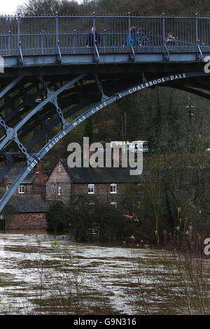 Überschwemmung in Ironbridge. Der Fluss Severn überflutet Ironbridge, Shropshire. Stockfoto