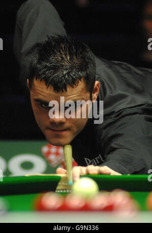 Scott MacKenzie kämpft während der Maplin UK Snooker Championships im York Barbican Center, York, gegen Graeme Dott. Stockfoto