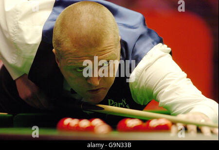 Dave Harold im Einsatz gegen Stephen Hendry während der Maplin UK Snooker Championships im York Barbican Center, York. Stockfoto