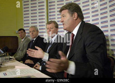 Home Nations Manager (L-R) Lawrie Sanchez, Nordirland, Walter Smith, Schottland, Steve McClaren, England und John Toshack, Wales Stockfoto