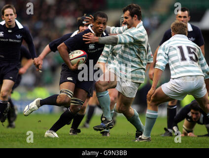 Rugby Union - The Lehman Brothers 125. Varsity Match - Cambridge gegen Oxford - Twickenham. Cambridge's Nathan Johnson wird von Oxford's James Jones festgehalten Stockfoto