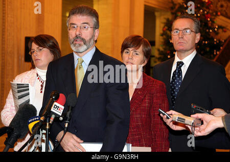 Sinn Fein Präsident Gerry Adams spricht mit Michelle Gildernew MP (links), Catriona Ruane und Gerry Kelly zu den Medien, nach einem Treffen mit dem Chefkonstabler des PSNI Sir Hugh Orde in Stormont. Stockfoto