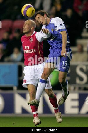 David Wright von Wigan Athletic gewinnt den Kopfball gegen Fredrik von Arsenal Ljungberg Stockfoto