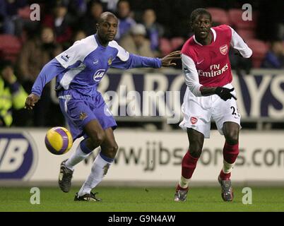 Emmerson Boyce von Wigan Athletic und Emmanuel Eboue von Arsenal in Aktion Stockfoto