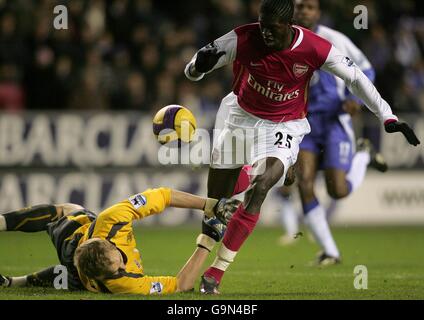 Chris Kirkland von Wigan Athletic und Emmanuel Adebayorin von Arsenal Stockfoto