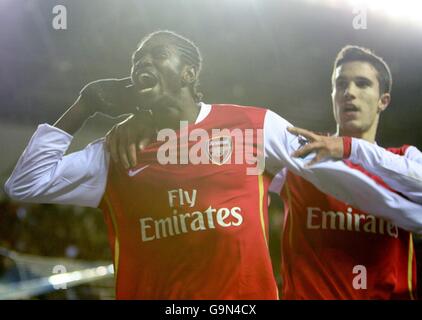 Robin Van Persie von Arsenal feiert mit Torschütze Emmanuel Adebayor Stockfoto
