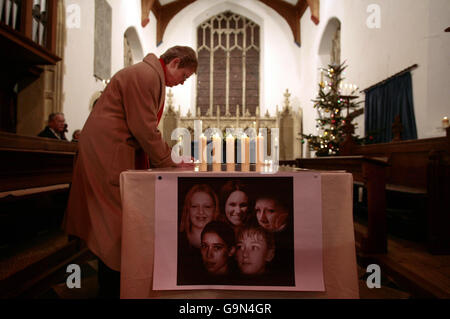 Für Gemma Adams, Tania Nicol, Anneli Alderton, Paula Clennell und Annette Nicholls, die fünf ermordeten Prostituierten, und für die für ihren Tod verantwortliche Person, findet in der Peters-Kirche in Copdock ein Gottesdienst mit Kerzenlicht statt. Stockfoto