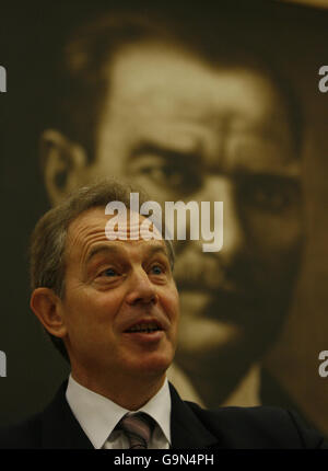 Der britische Premierminister Tony Blair spricht bei einer Pressekonferenz auf dem Flughafen Esenboga in Ankara. Stockfoto