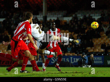 Fußball - Coca-Cola League One - Port Vale / Brentford - Vale Park. George Pilkington von Port Vale trifft Brentford während des Coca-Cola League One Spiels in Vale Park, Stoke-on-Trent. Stockfoto