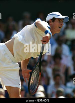 Tennis - Wimbledon Championships 2006 - All England Club. Der britische Andy Murray im vierten Spiel gegen den zypriotischen Marcos Baghdatis in Aktion Stockfoto